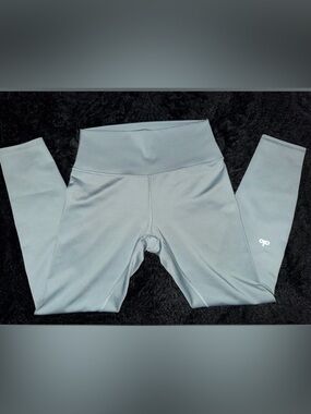 Alo Yoga 7/8 High-Waist Airlift Leggings.